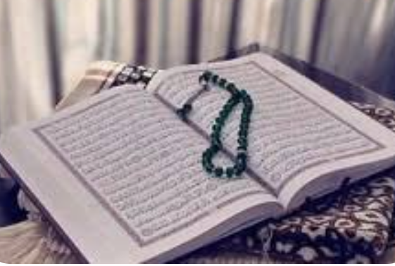الالتزام بقراءة القرآن والأذكار اليومية يضمن الحماية المستمرة والتحصين بعد علاج المس العاشق.
